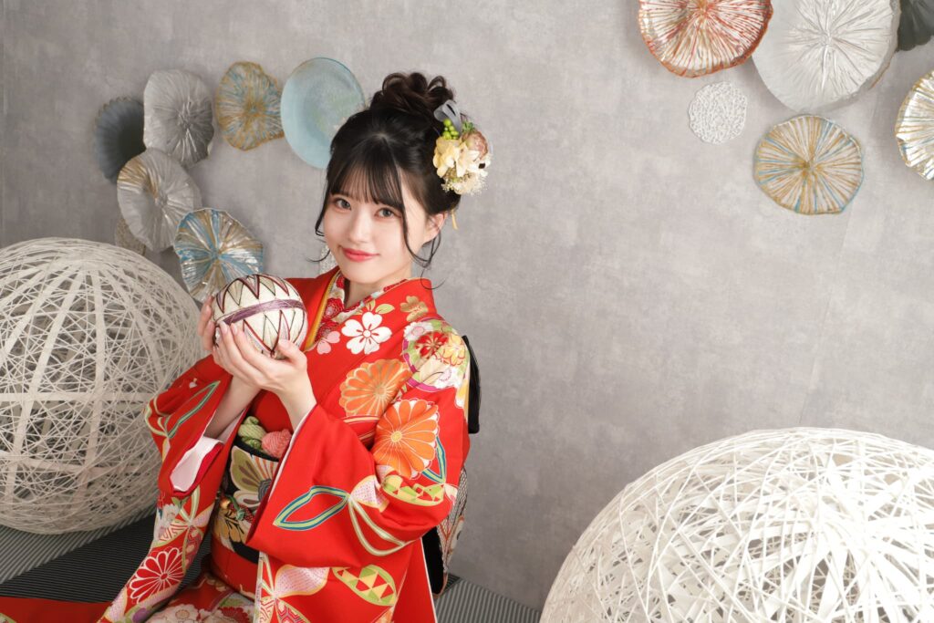 振袖前撮り(成人式)香芝市・広陵町・上牧町_フォトスタジオワタナベ(渡辺写真館)広陵町真美ケ丘店_振袖レンタル_撮影_赤振袖鞠持ち写真